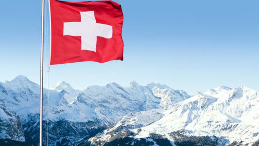 Drapeau suisse et paysage alpin