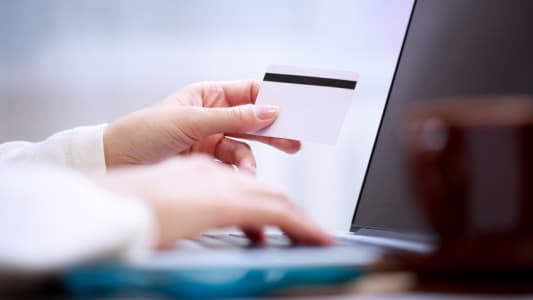 Carte bancaire vierge et ordinateur