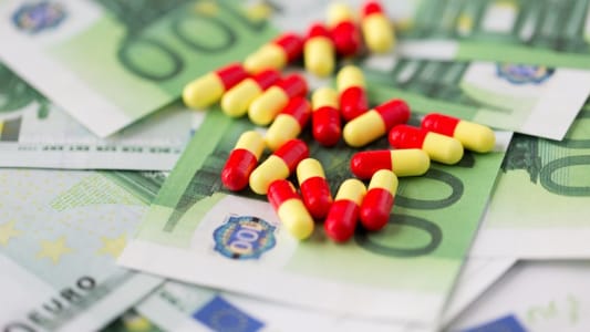 Des mdicaments sur des billets