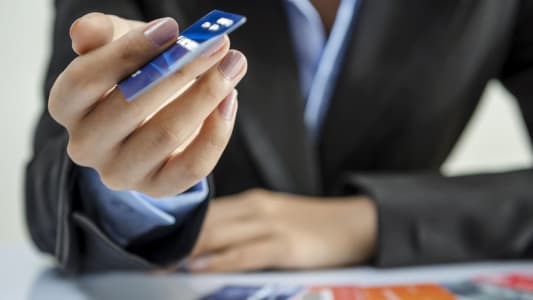 Femme choisissant une carte bancaire