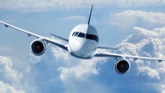 Avion dans un ciel nuageux