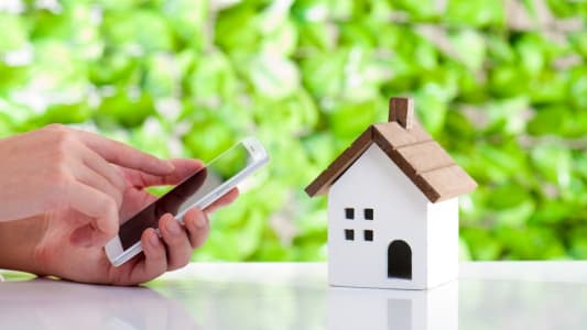 Une maison et un mobile