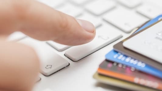 Cartes bancaires et clavier d'ordinateur