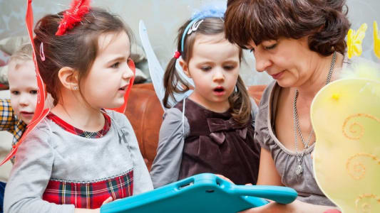 Nounou jouant avec des enfants