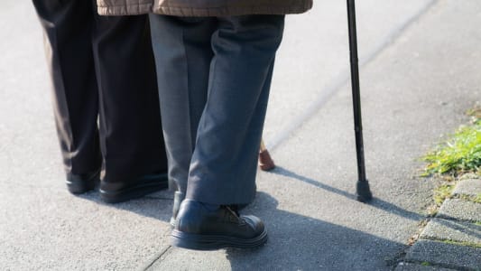 Un senior et son aide