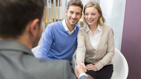 Jeune couple face à son conseiller