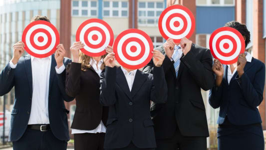 Cibles cachant le visage de cadres