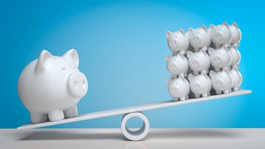 Une balance et des tirelires