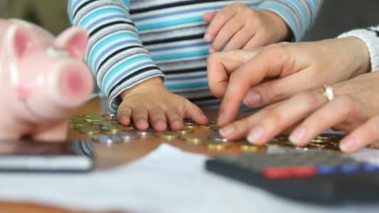 Un enfant et sa mre faisant les comptes