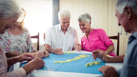Des seniors jouant aux dominos