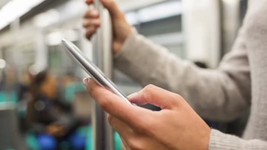 Une femme sur mobile dans le mtro