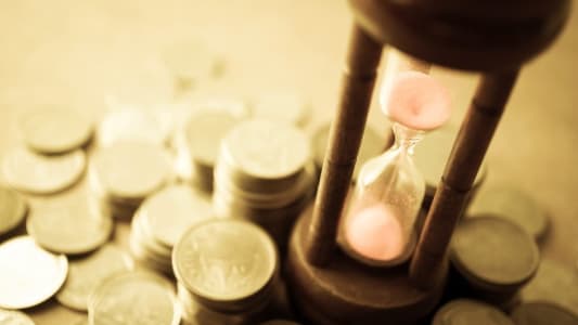 Sablier et pices de monnaie