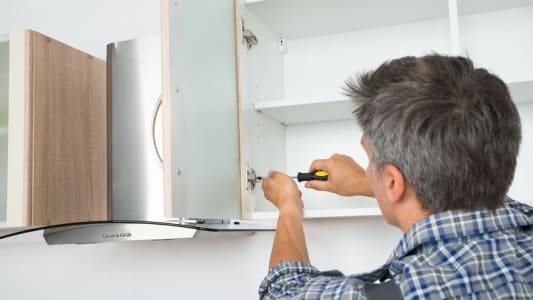 Artisan installant une cuisine