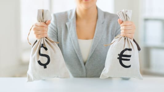 Femme tenant des sacs pleins d'argent