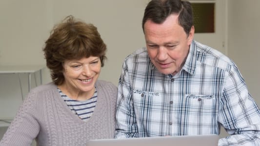 Des retraités devant un ordinateur