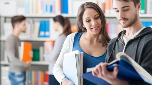 Des tudiants dans la bibliothque