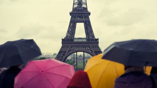 Parapluies au pied de la Tour Eiffel  Paris