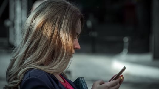 Femme utilisant son smartphone