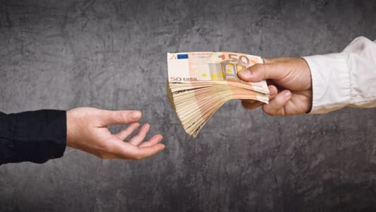 Une personne qui donne de l'argent