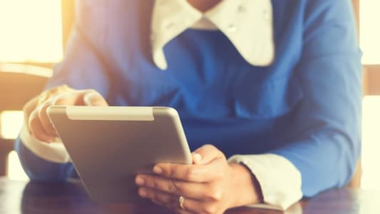 Une femme avec une tablette