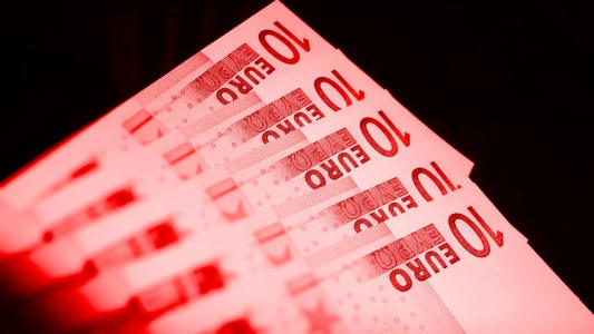 Billets de 10 euros en rouge