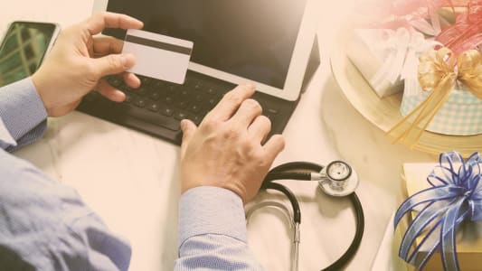 Mdecin utilisant une carte et une tablette