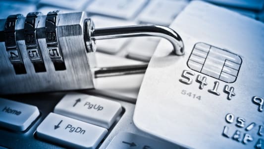 Carte bancaire verrouille par un cadenas