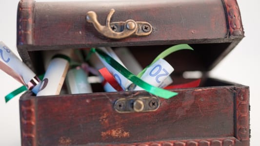 Un vieux coffre et des billets