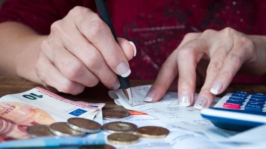 Une femme faisant ses comptes