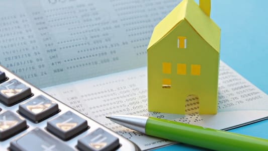 Une maison et une calculatrice