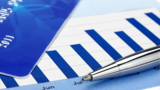 Carte bancaire et stylo sur un graphique