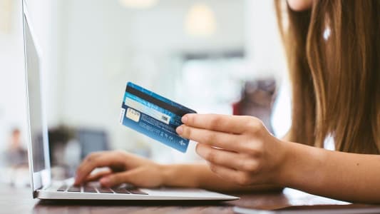 Carte  cryptogramme dynamique devant un ordinateur portable