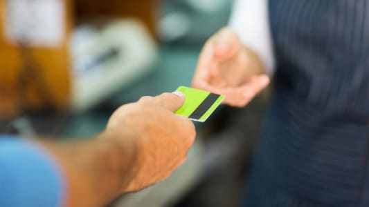 Un client paye avec sa carte bancaire