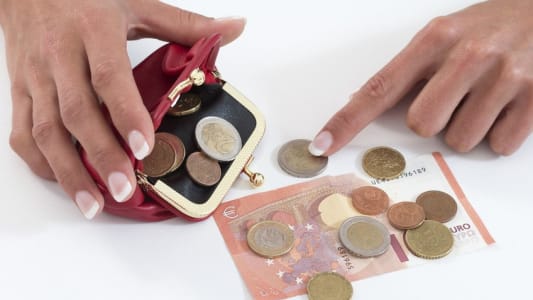 Une femme triant ses pices