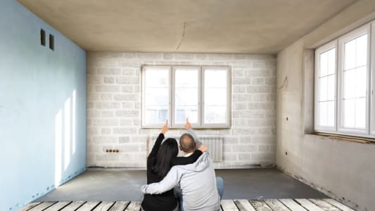 Une femme et un homme dans leur nouveau logement
