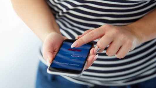 Femme se connectant  sa banque sur son mobile