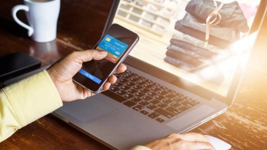 Homme payant un achat en ligne avec son mobile