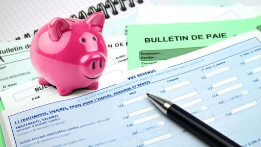 Une tirelire et une dclaration d'impt