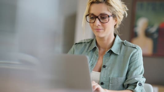 Une femme devant un ordinateur