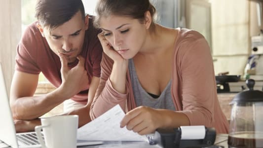 Un couple avec des problmes financiers