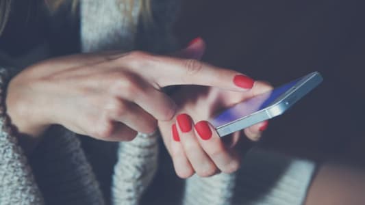 Mains de femme utilisant un smartphone