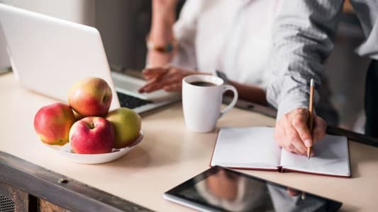 Un couple g et un ordinateur