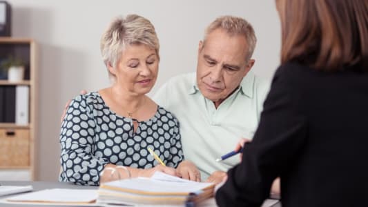 Un couple de seniors en rendez-vous