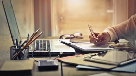 Une femme prenant des notes