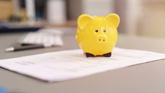 Une tirelire et un contrat