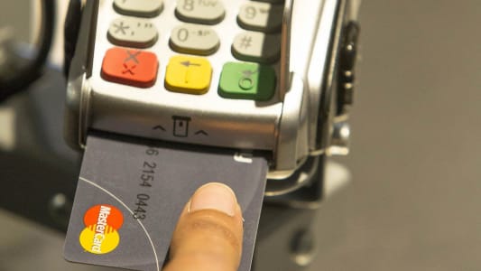 Paiement avec une carte bancaire MasterCard biomtrique