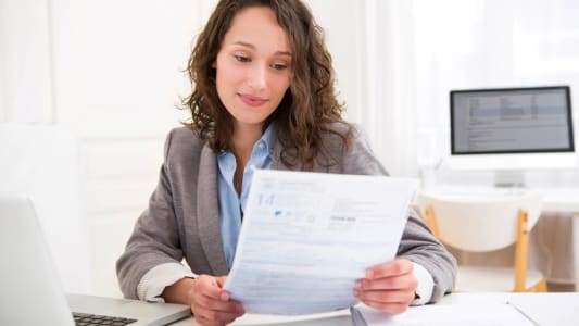 Jeune femme traitant la paperasse