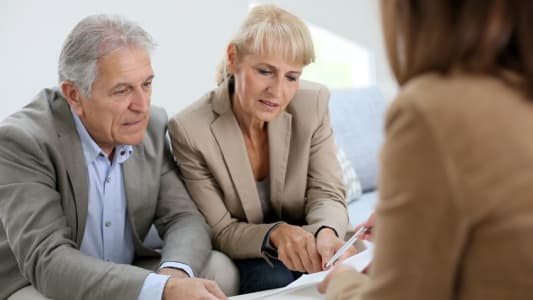 Un couple de seniors en rendez-vous