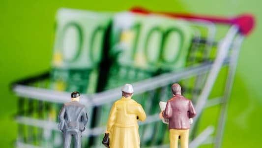 Trois hommes devant des billets