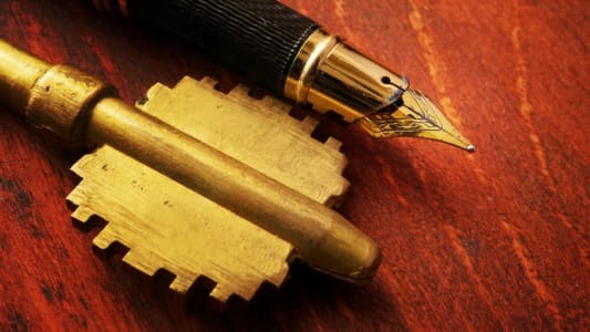 Une cl et un stylo
